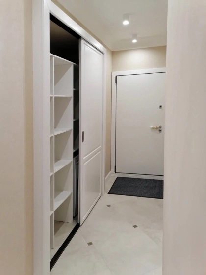 Белый шкаф-купе для прихожей с распашной системой хранения МАГ МЕБЕЛЬ