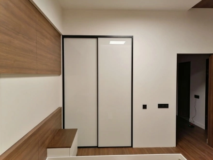 Шкаф-купе с белыми фасадами и черным профилем МАГ МЕБЕЛЬ