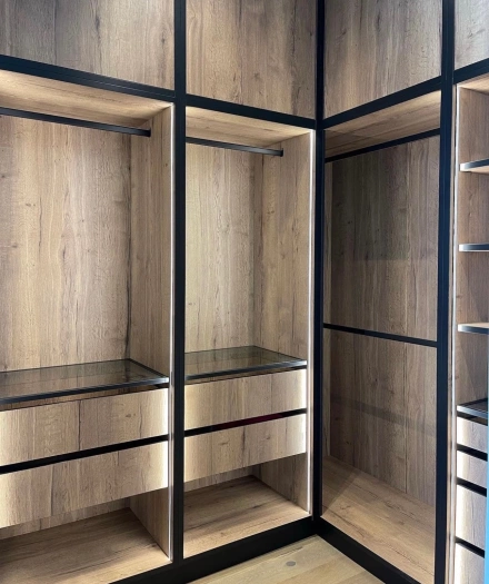 Гардеробная с деревянными фасадами и стеклянными полками МАГ МЕБЕЛЬ