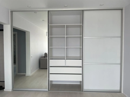 Шкаф-купе с зеркальной дверью и белыми матовыми фасадами МАГ МЕБЕЛЬ