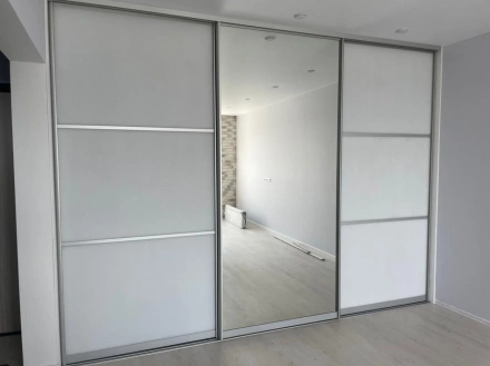 Шкаф-купе с зеркальной дверью и белыми матовыми фасадами МАГ МЕБЕЛЬ