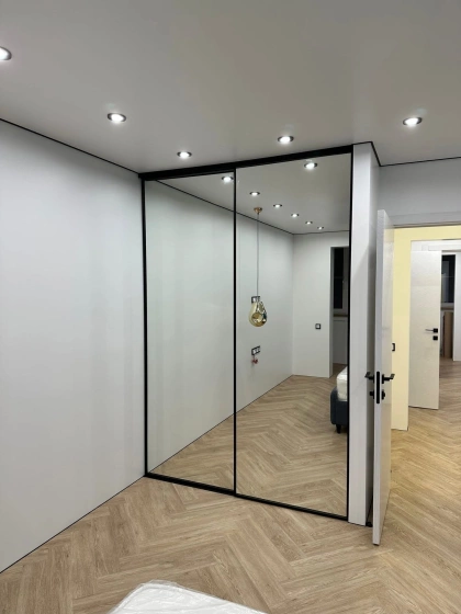 Встроенный шкаф-купе с зеркальными дверями в черном профиле МАГ МЕБЕЛЬ