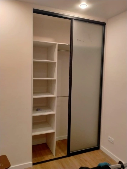 Встроенный шкаф-купе с матовыми фасадами и открытыми стеллажами МАГ МЕБЕЛЬ