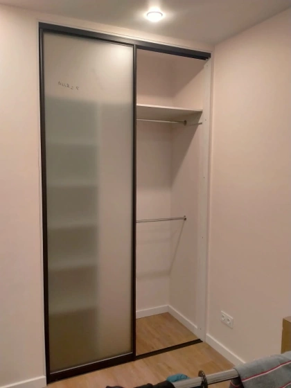 Встроенный шкаф-купе с матовыми фасадами и открытыми стеллажами МАГ МЕБЕЛЬ