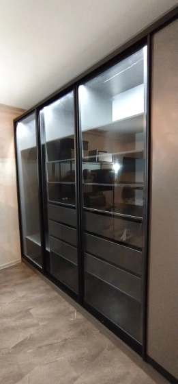 Шкаф-купе с тонированными стеклянными фасадами и подсветкой МАГ МЕБЕЛЬ