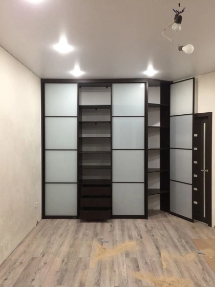 Угловой шкаф-купе с матовым стеклом и внутренними стеллажами МАГ МЕБЕЛЬ