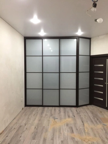 Угловой шкаф-купе с матовым стеклом и внутренними стеллажами МАГ МЕБЕЛЬ