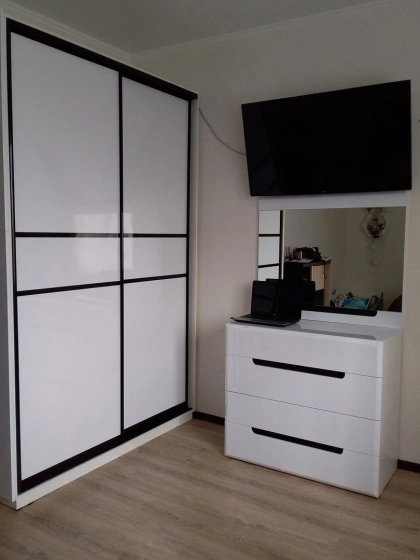 Белый шкаф-купе с контрастным черным каркасом МАГ МЕБЕЛЬ